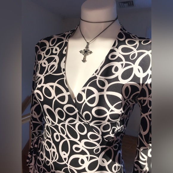 Kenneth Cole Black & White V Neck Squiggly Design Rap Around Tie On Side Sz S - Picture 3 of 10